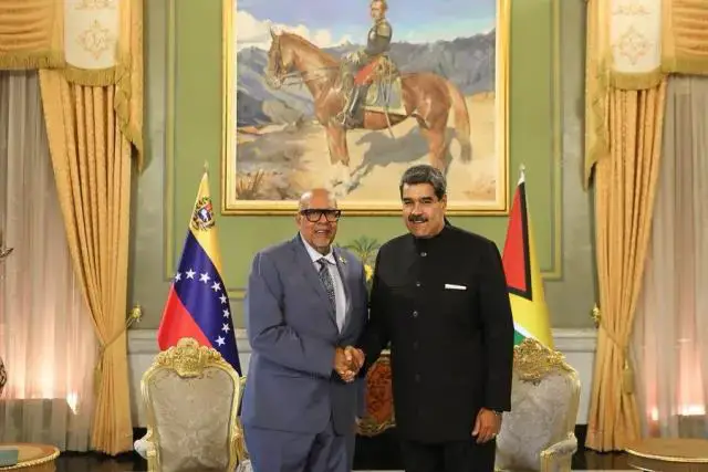 President Nicolás Maduro Moros (right) with Ambassador Richard Van West-Charles. (Ministry of Foreign Affairs photo)